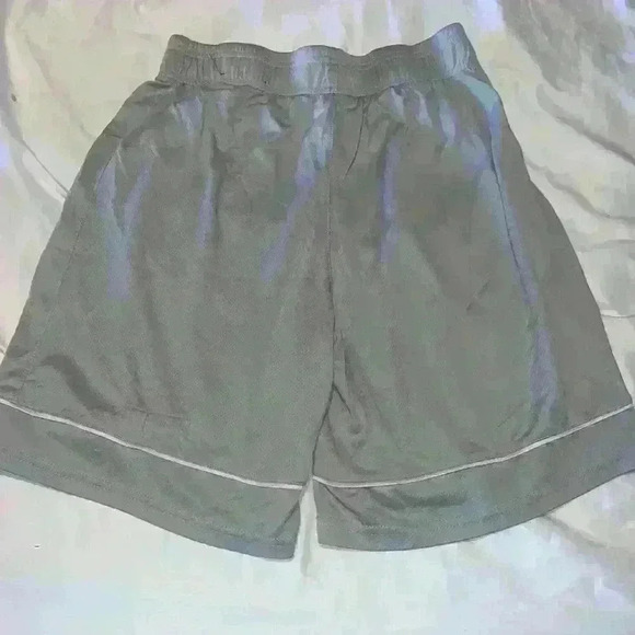 NBA athletic shorts youth size M - Picture 3 of 4